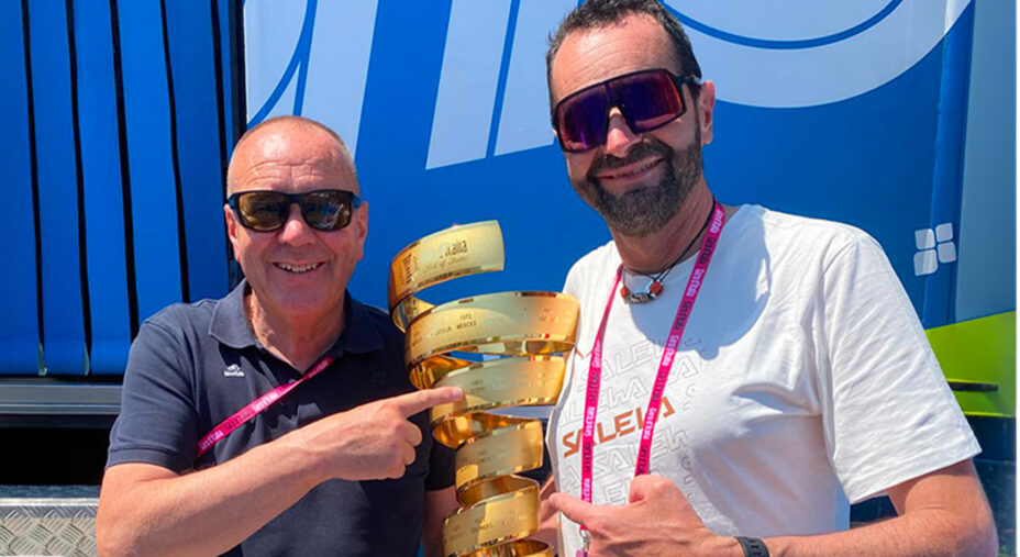 Gigi Negrim, a sinistram e il suo braccio destro Juri Baruffaldi. Fra loro il Trofeo del Giro d'Italia (foto Enjoy Stelvio Valtellina)