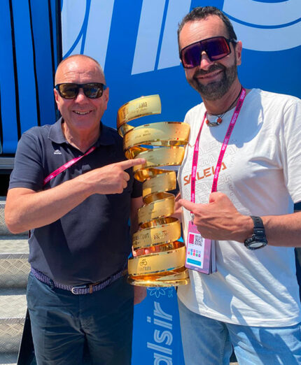 Gigi Negrim, a sinistram e il suo braccio destro Juri Baruffaldi. Fra loro il Trofeo del Giro d'Italia (foto Enjoy Stelvio Valtellina)