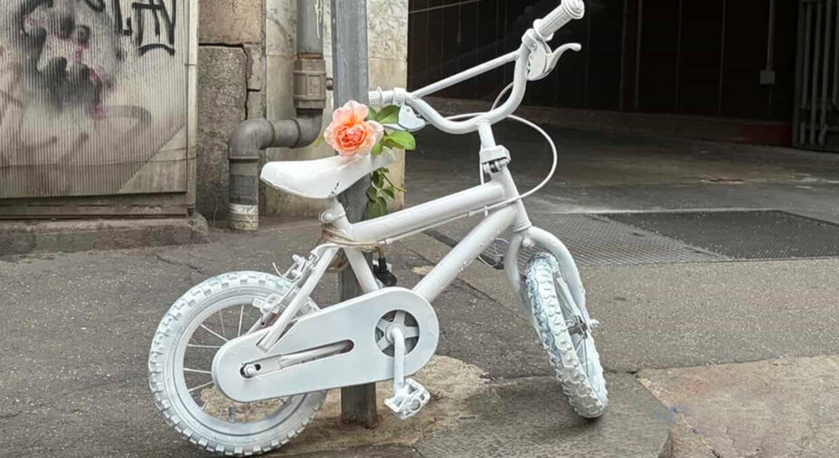 Questa la biciclettina bianca posta nel punto in cui Nicolò è stato investito (foto Torino Today)