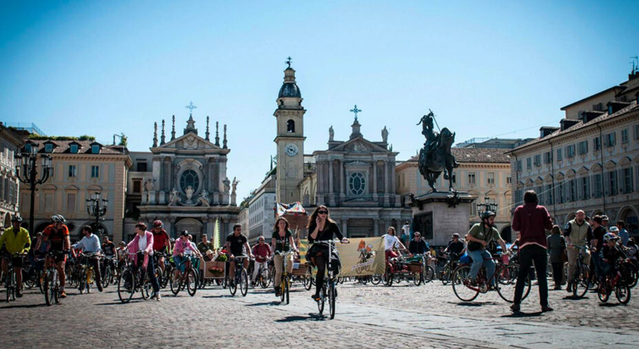 Un giro nei quartieri di Torino per richiamare l'attenzione sui pari diritti di chi frequenta le strade cittadine