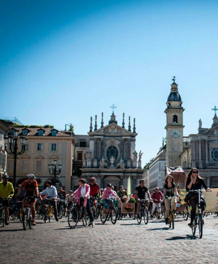 Un giro nei quartieri di Torino per richiamare l'attenzione sui pari diritti di chi frequenta le strade cittadine