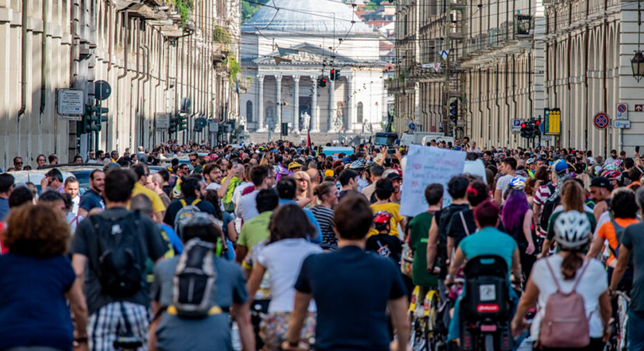 Il Torino Bike Pride di FIAB ha una lunga tradizione: qui il gruppo verso la Gran Madre