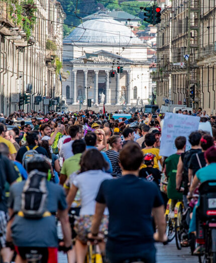 Il Torino Bike Pride di FIAB ha una lunga tradizione: qui il gruppo verso la Gran Madre