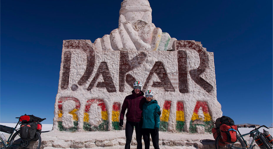 La foto davanti al monumento per la Parigi-Dakar, divenuta Rally Dakar, che ha fatto tappa da queste parti fra il 2014 e il 2018