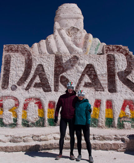 La foto davanti al monumento per la Parigi-Dakar, divenuta Rally Dakar, che ha fatto tappa da queste parti fra il 2014 e il 2018