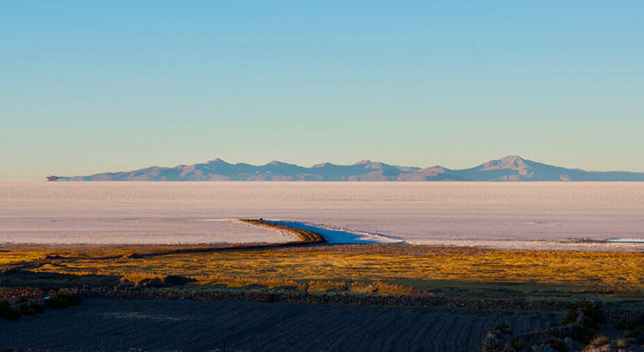 Ci siamo, abbiamo raggiunto il Salar de Uyuni, la cui superficie enorme ci ha consigliato di dividerlo in 3 tappe