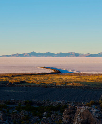 Ci siamo, abbiamo raggiunto il Salar de Uyuni, la cui superficie enorme ci ha consigliato di dividerlo in 3 tappe