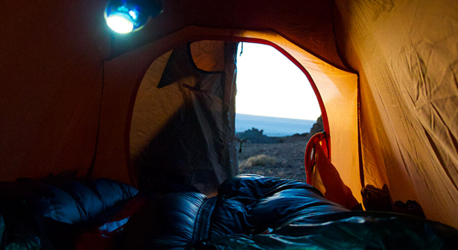 La seconda notte sul Salar è in tenda. La temperatura scende di molto sotto zero: primo test per le nostre attrezzature