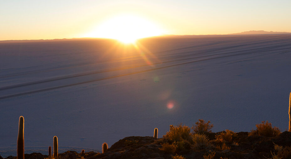 Il sole che sorge sul Salar de Uyuni: la seconda tappa è breve e spostiamo la partenza in avanti