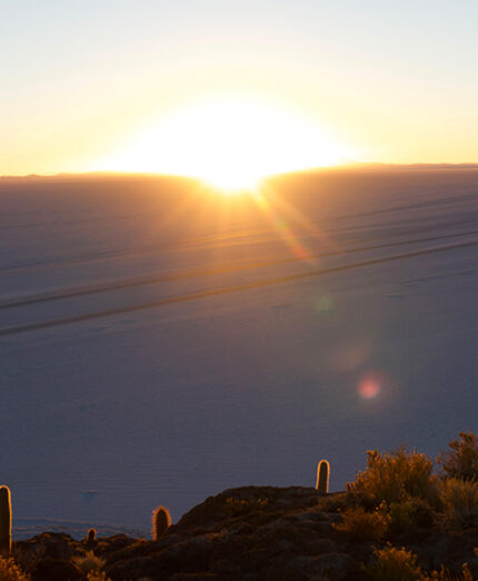 Il sole che sorge sul Salar de Uyuni: la seconda tappa è breve e spostiamo la partenza in avanti