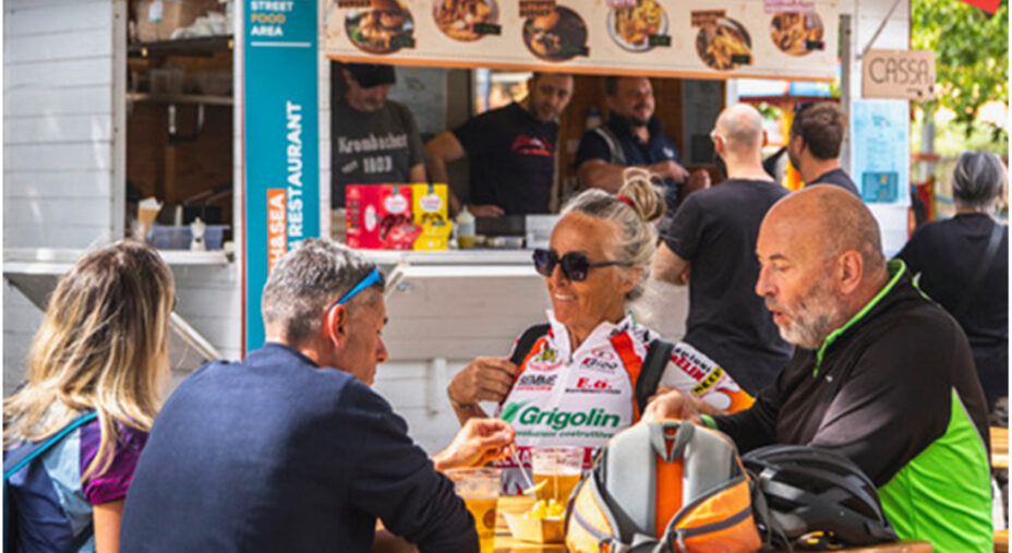 Seduti a un tavolo, con qualcosa da mettere sotto i denti: Sandy Wheels è anche questo: convivialità (foto Maicol Novara)