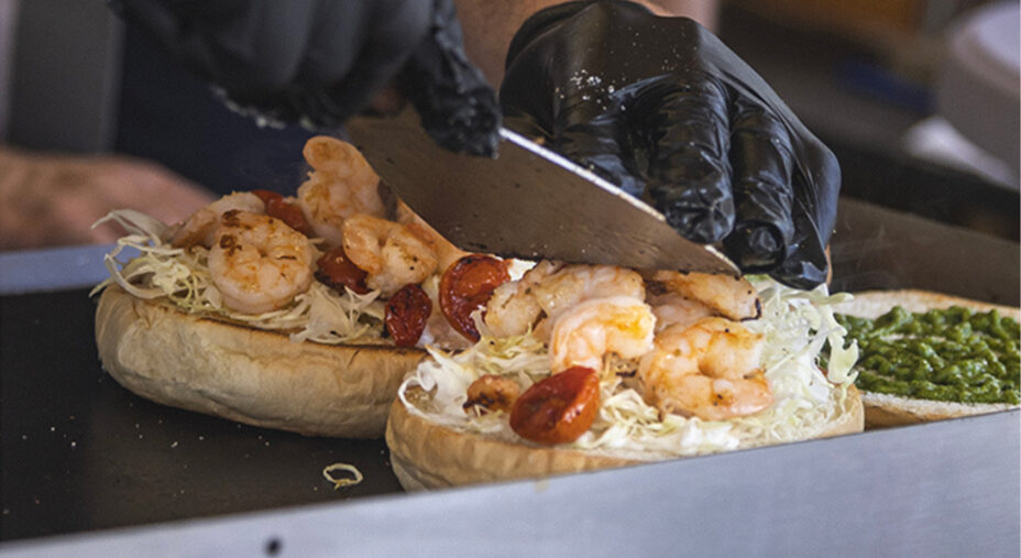 Chiamiamolo pure street food: a noi fa venire voglia di addentarlo soltanto a guardarlo (foto Maicol Novara)