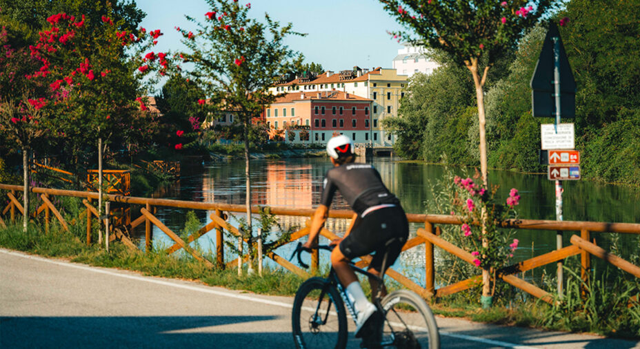 Pedalare sulle ciclabili e gli sterrati di The Great Ride permette di scoprire nuovi punti di vista su territori già noti (foto Josef Plaickner)