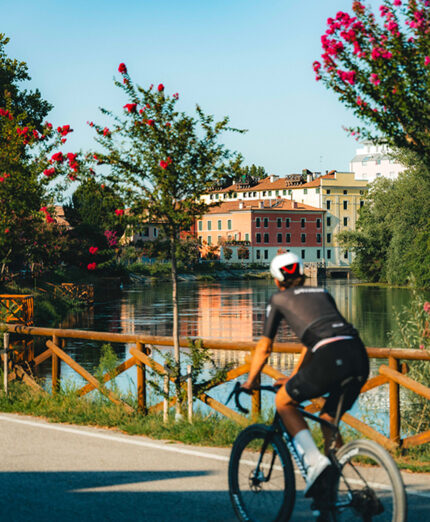 Pedalare sulle ciclabili e gli sterrati di The Great Ride permette di scoprire nuovi punti di vista su territori già noti (foto Josef Plaickner)