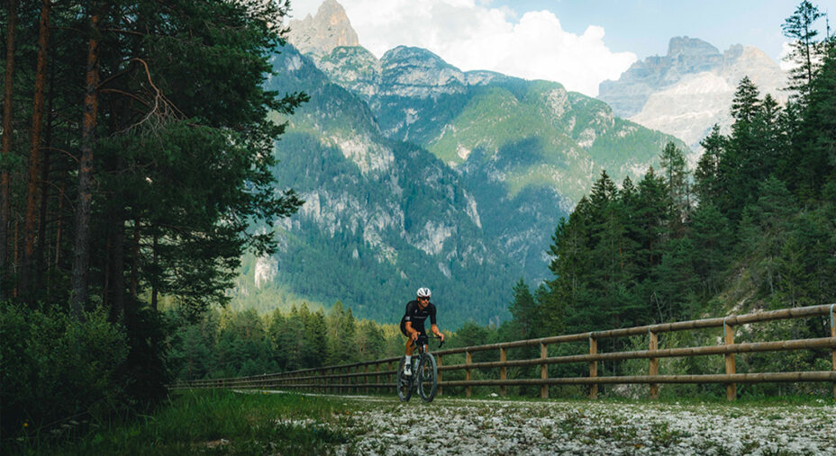 L'avvicinamento alle Dolomiti avviene lungo ciclabili e strade forestali, che secondo Oss sono il bello del gravel (foto Josef Plaickner)