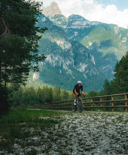 L'avvicinamento alle Dolomiti avviene lungo ciclabili e strade forestali, che secondo Oss sono il bello del gravel (foto Josef Plaickner)