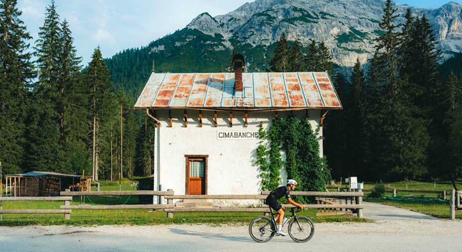 Oss e il passo Cimabanche nelle Dolomiti, con il caratteristico ex casello, lungo la ciclabile Cortina-Dobbiaco (foto Josef Plaickner)