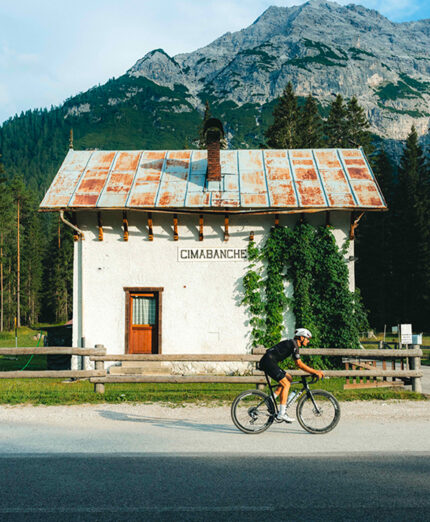 Oss e il passo Cimabanche nelle Dolomiti, con il caratteristico ex casello, lungo la ciclabile Cortina-Dobbiaco (foto Josef Plaickner)