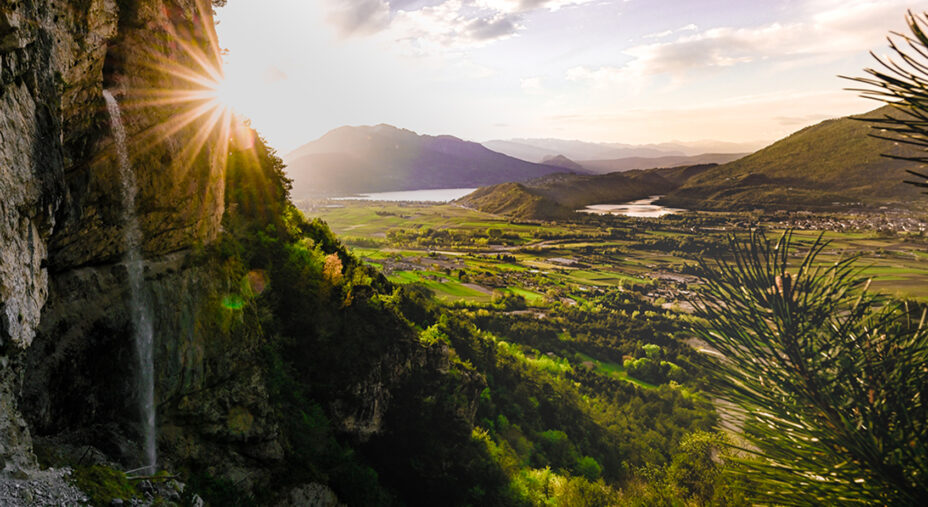 I due laghi all'orizzonte e in mezzo la montagna e il verde della Valsugana (foto Libardoni)