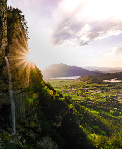 I due laghi all'orizzonte e in mezzo la montagna e il verde della Valsugana (foto Libardoni)
