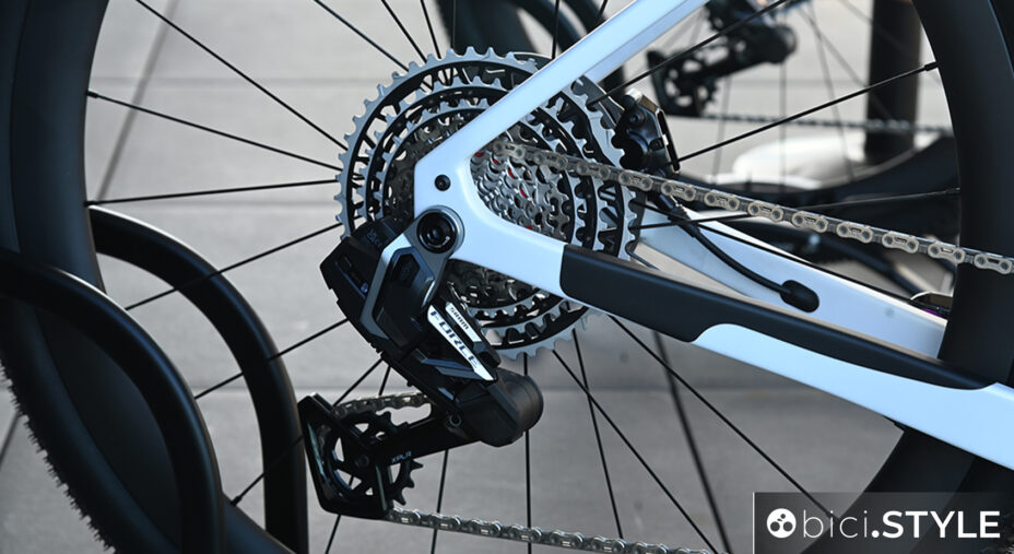 La bici è montata con gruppo SRAM Force XPLR AXS