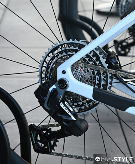 La bici è montata con gruppo SRAM Force XPLR AXS