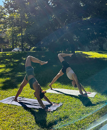 Debora e Beatrice: lo yoga permette di attivare tutte le catene cinematiche all'unisono