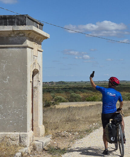 Lungo la Ciclovia dell'Acquedotto non mancano edicole sacre come anche piccole chiese molto caratteristiche (foto Guido)