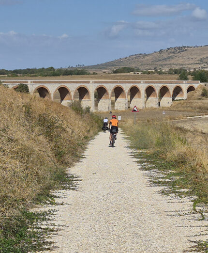 Il percorso attuale della Ciclovia dell'Acquedotto è pienamente agibile, su strada propria, da Spinazzola (BT) a Grottaglie (TA, foto Guido)