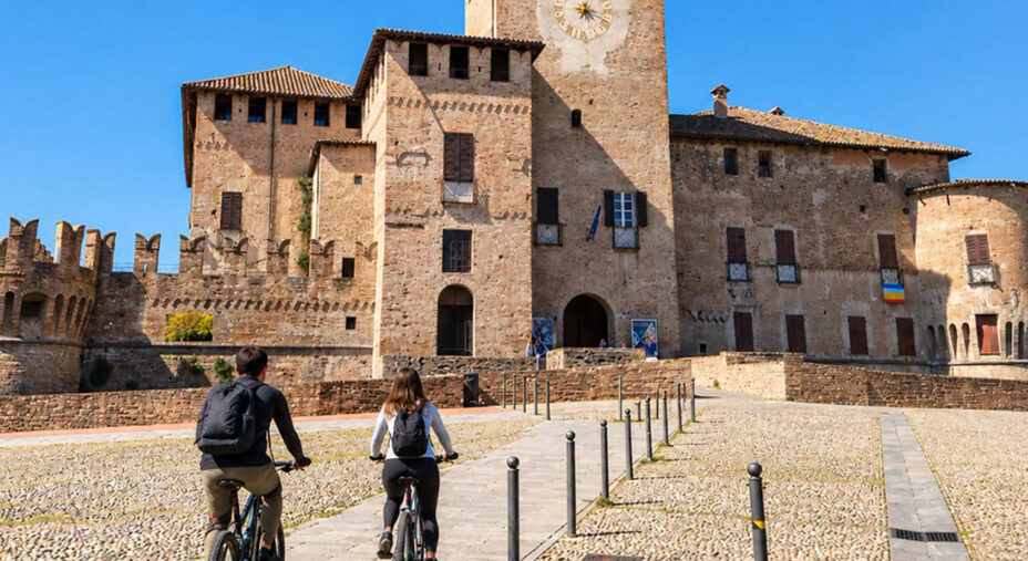 I percorsi di Bici in Comune prevedevano anche i castelli della pianura parmense (foto VisitSalso)