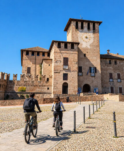 I percorsi di Bici in Comune prevedevano anche i castelli della pianura parmense (foto VisitSalso)