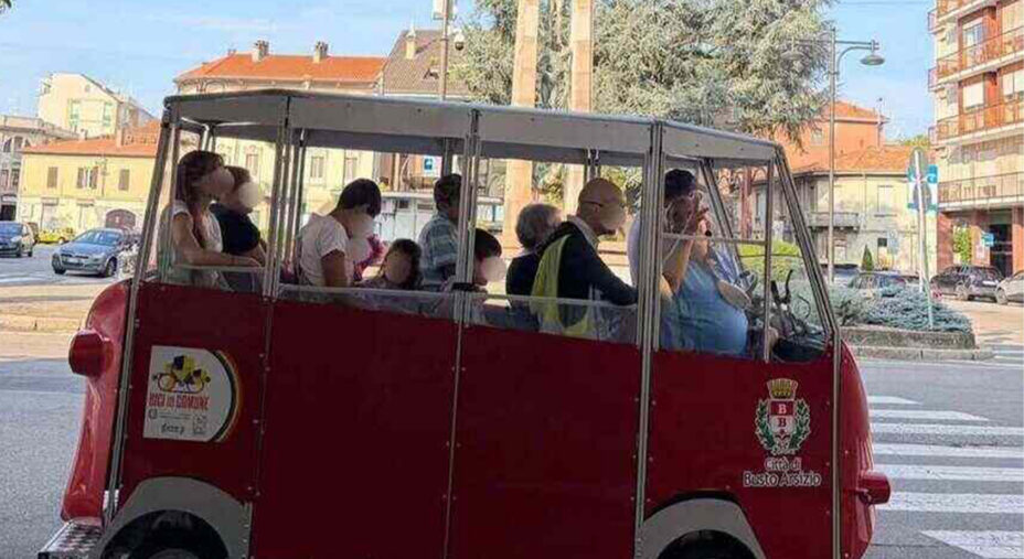 Ogni quartiere di Busto Arsizio ha la sua fermata dove i bambini salgono sul ciclobus e contribuiscono al suo movimento