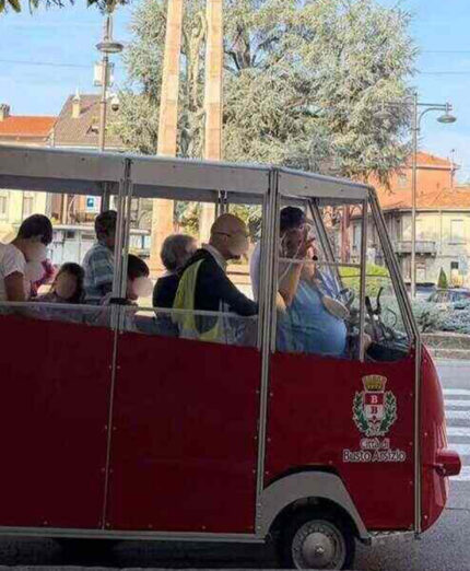 Ogni quartiere di Busto Arsizio ha la sua fermata dove i bambini salgono sul ciclobus e contribuiscono al suo movimento