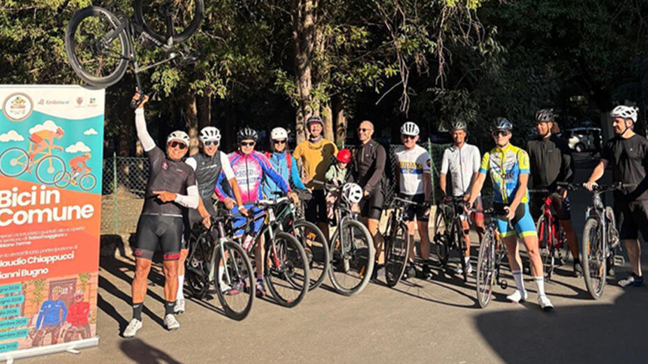 Un gruppo in partenza per un'uscita di Bici in Comune