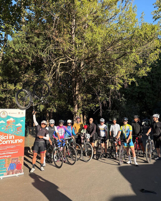Un gruppo in partenza per un'uscita di Bici in Comune