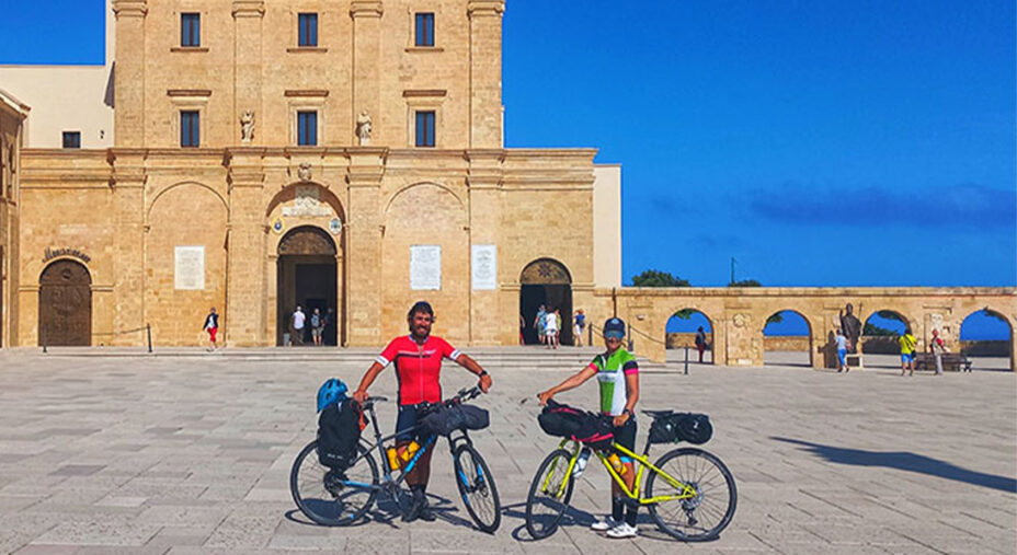 La piazza principale di Santa Maria di Leuca, approdo privilegiato della ciclovia che attraversa il Salento