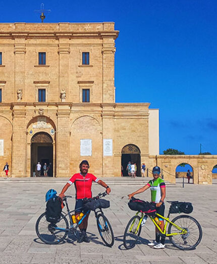 La piazza principale di Santa Maria di Leuca, approdo privilegiato della ciclovia che attraversa il Salento