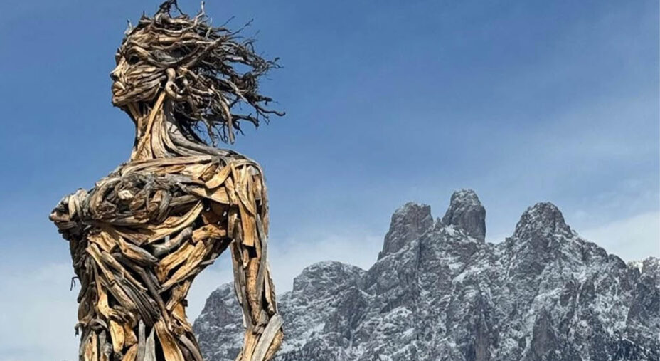 Nel cuore del Primiero si trova La Guàna, la maestosa opera alta 7 metri realizzata da Marco Martalar con oltre 2000 pezzi di legno recuperati dopo la tempesta Vaia