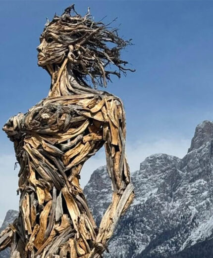 Nel cuore del Primiero si trova La Guàna, la maestosa opera alta 7 metri realizzata da Marco Martalar con oltre 2000 pezzi di legno recuperati dopo la tempesta Vaia