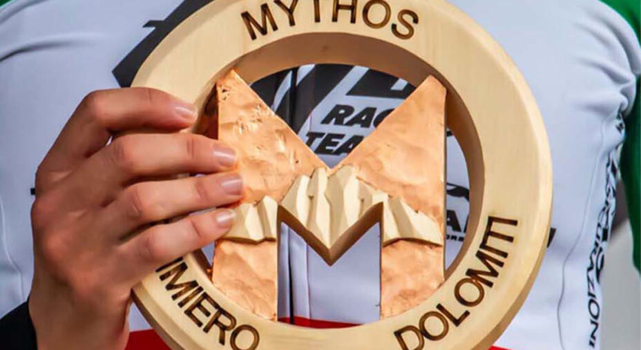 Il trofeo intorno alla Mythos Primiero Dolomiti di quest'anno
