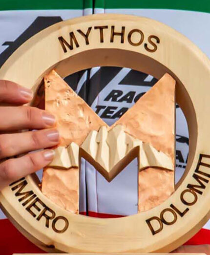 Il trofeo intorno alla Mythos Primiero Dolomiti di quest'anno