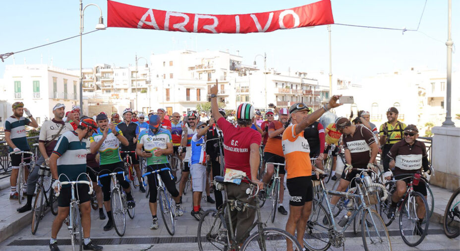 La partenza della Ciclostorica Puglia 2025, che unisce bici d'epoca su strada a nuove gravel