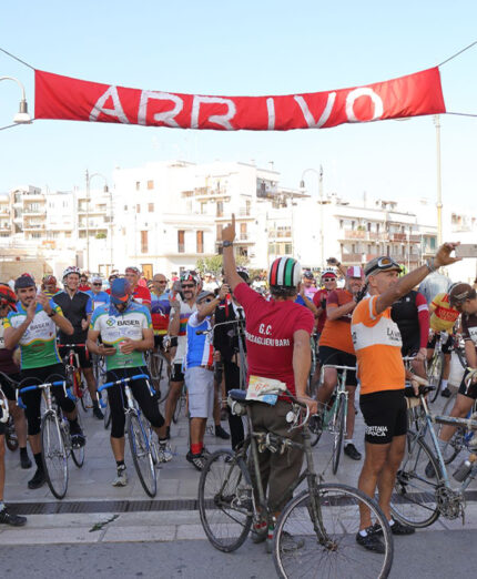 La partenza della Ciclostorica Puglia 2025, che unisce bici d'epoca su strada a nuove gravel