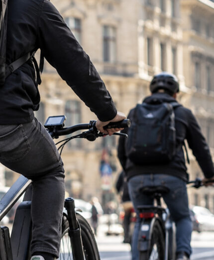 Il traffico in città come Parma vede le bici a pedalata assistita in aumento, ma non devono essere un pericolo...