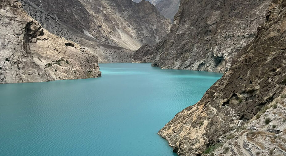 Il bellissimo lago di Attabad nel nord del Pakistan, nella regione montuosa del Gilgit-Baltistan