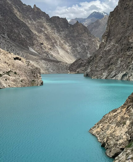 Il bellissimo lago di Attabad nel nord del Pakistan, nella regione montuosa del Gilgit-Baltistan
