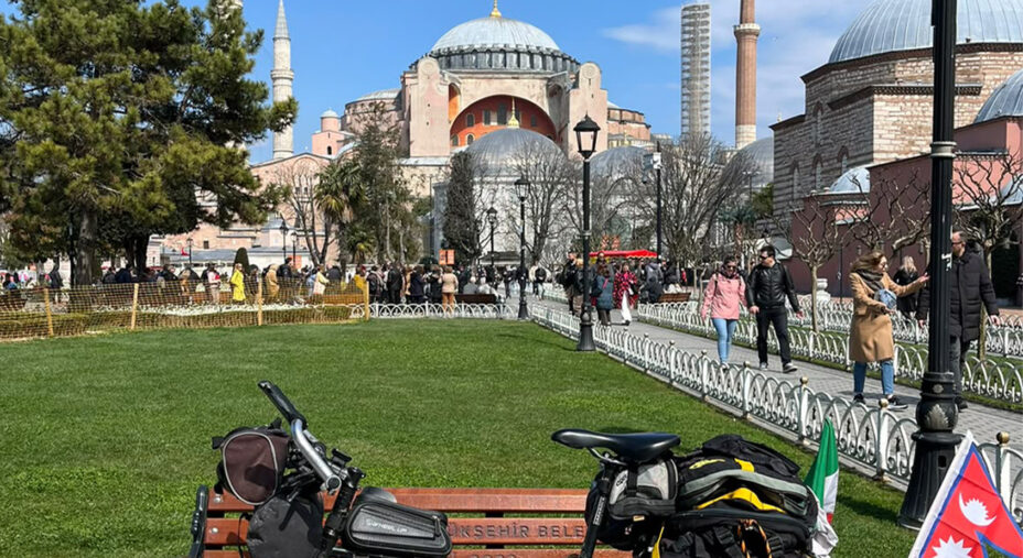 Sullo sfondo la Cattedrale di Santa Sofia a Istanbul, la porta verso l'Asia