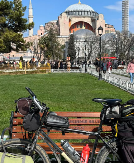 Sullo sfondo la Cattedrale di Santa Sofia a Istanbul, la porta verso l'Asia
