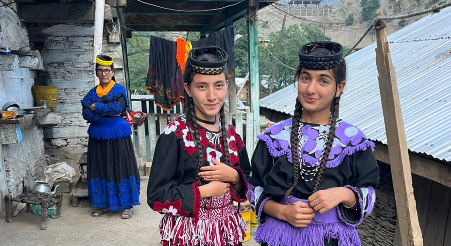 Le ragazze Kalash, piccola minoranza pakistana con caratteristiche somatiche euroasiatiche e usanze molto diverse da quelle della cultura locale