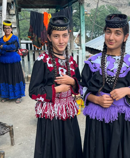 Le ragazze Kalash, piccola minoranza pakistana con caratteristiche somatiche euroasiatiche e usanze molto diverse da quelle della cultura locale
